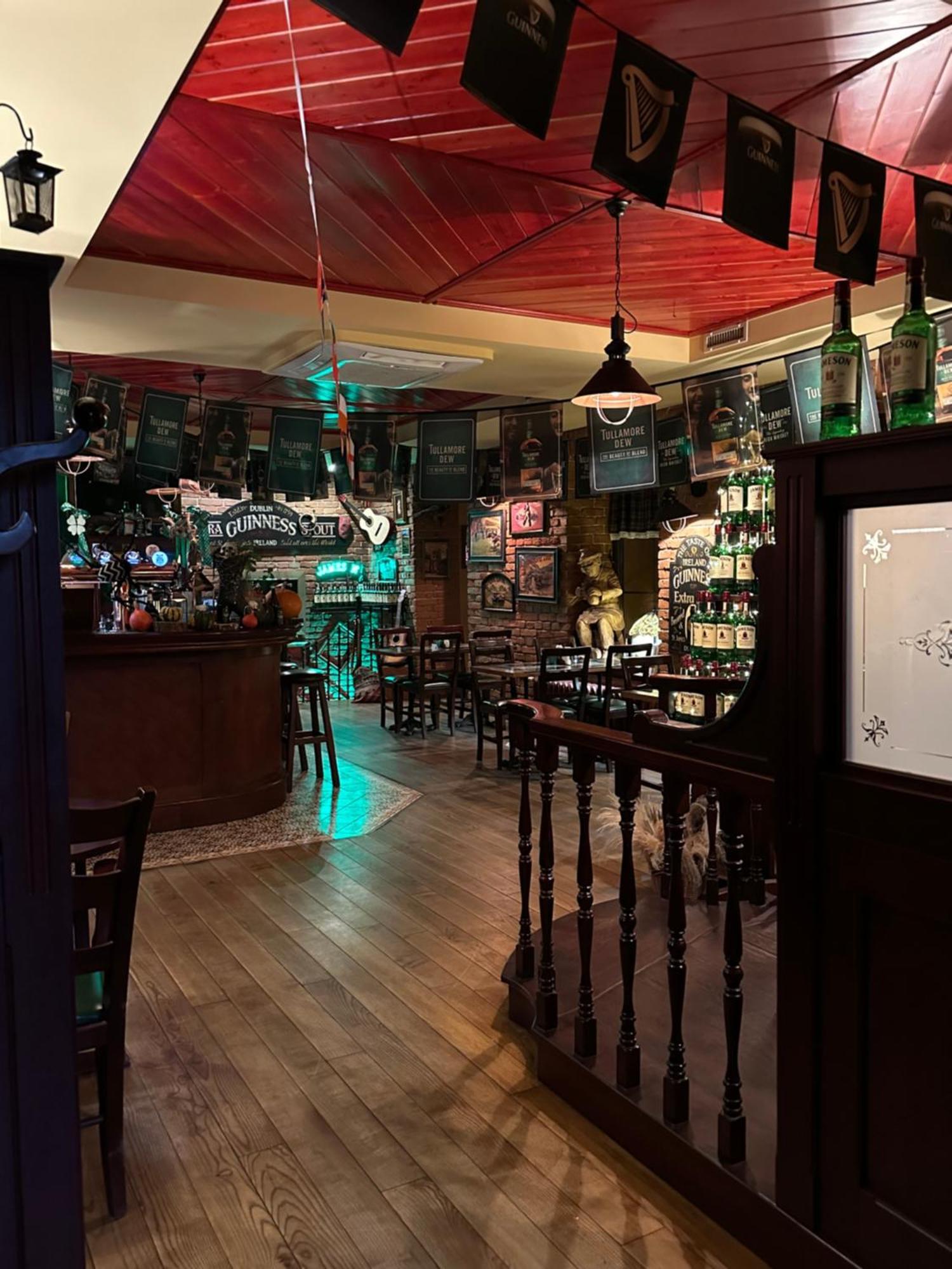 Homestay Shoemaker Irish Pub & *