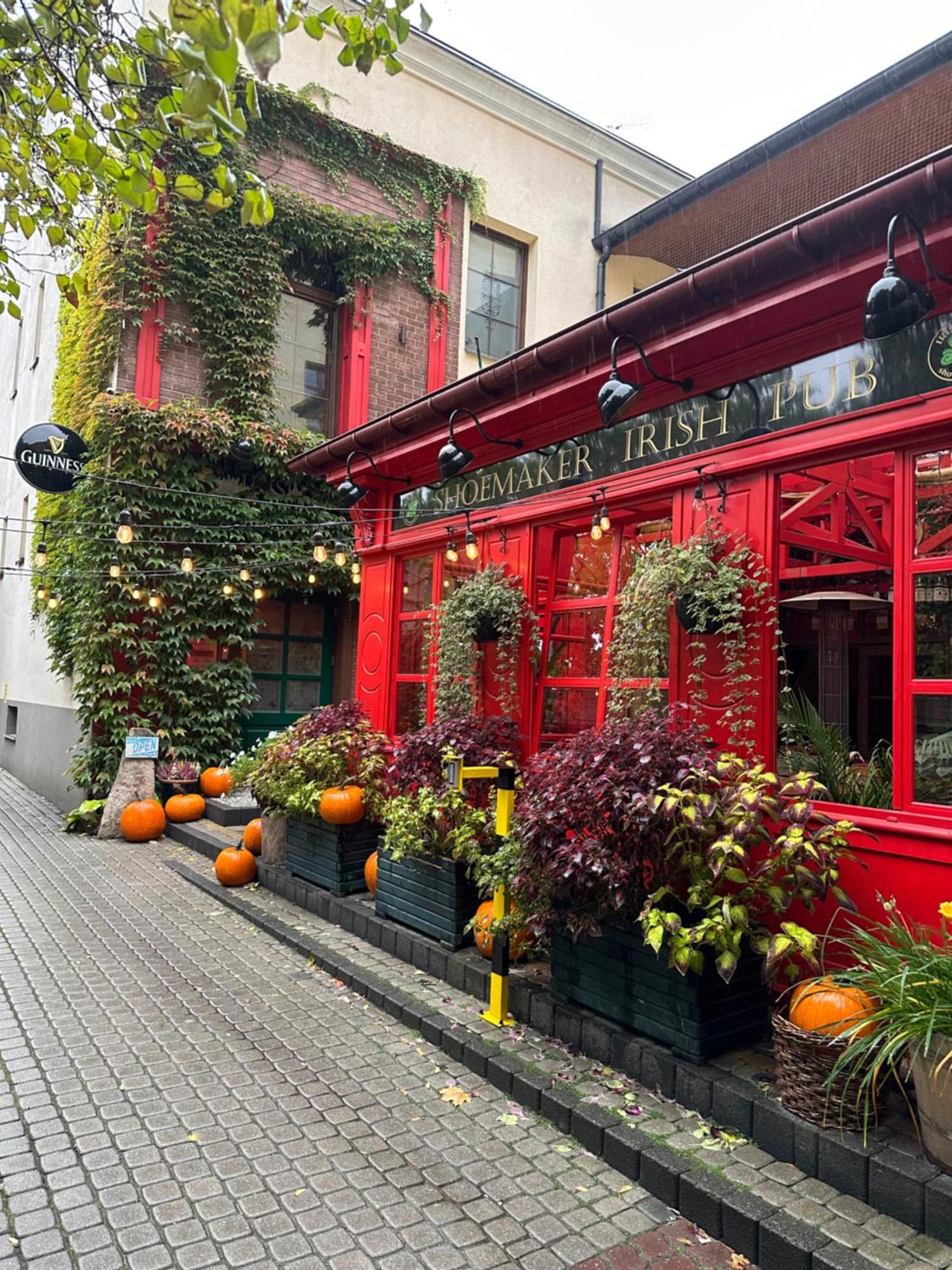 Shoemaker Irish Pub & *