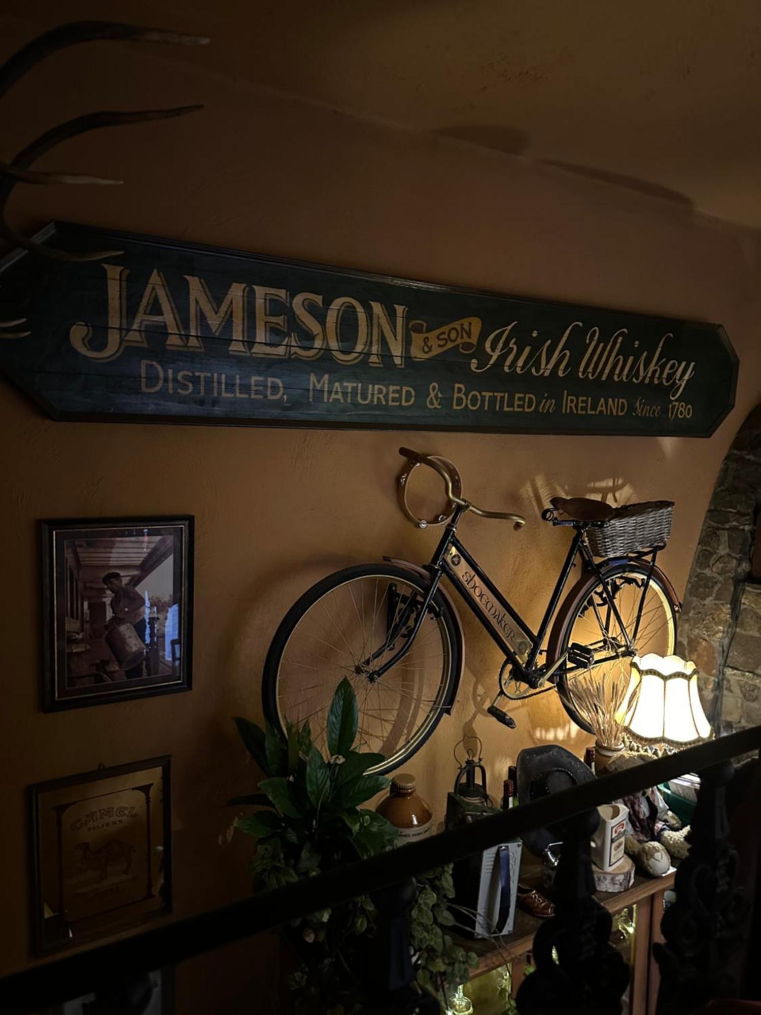 Shoemaker Irish Pub & *