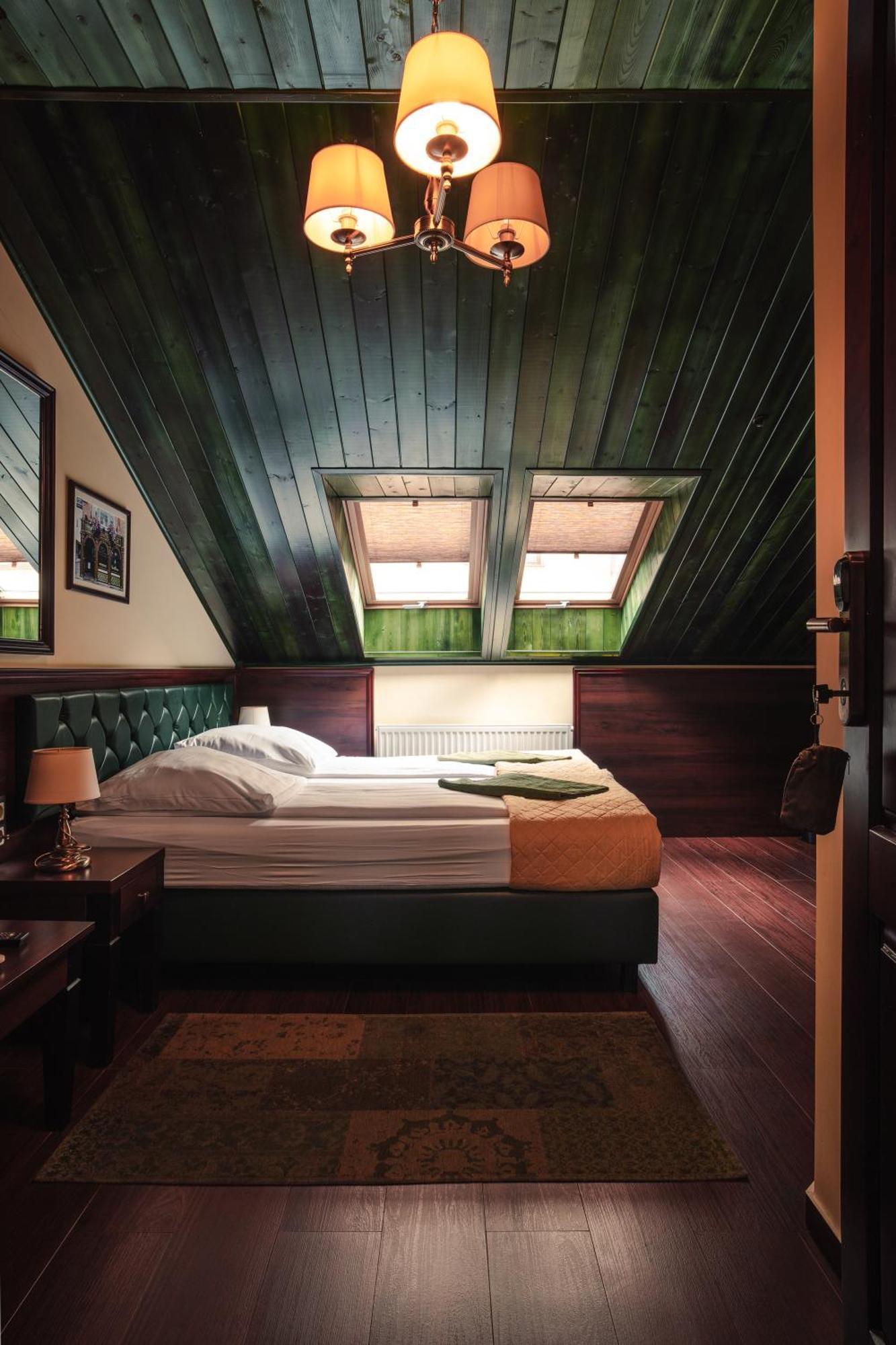 Homestay Shoemaker Irish Pub & *