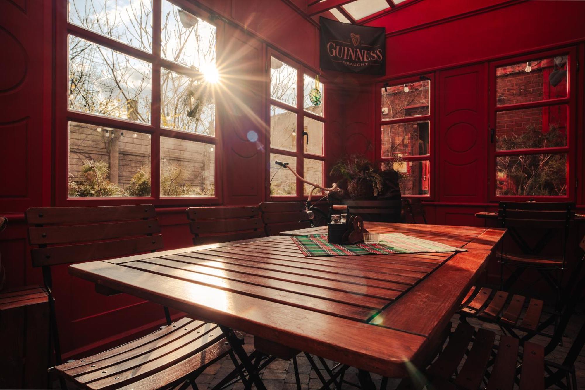 Homestay Shoemaker Irish Pub &