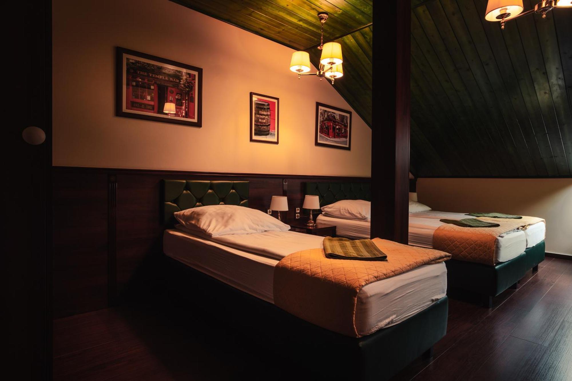 Homestay Shoemaker Irish Pub & *