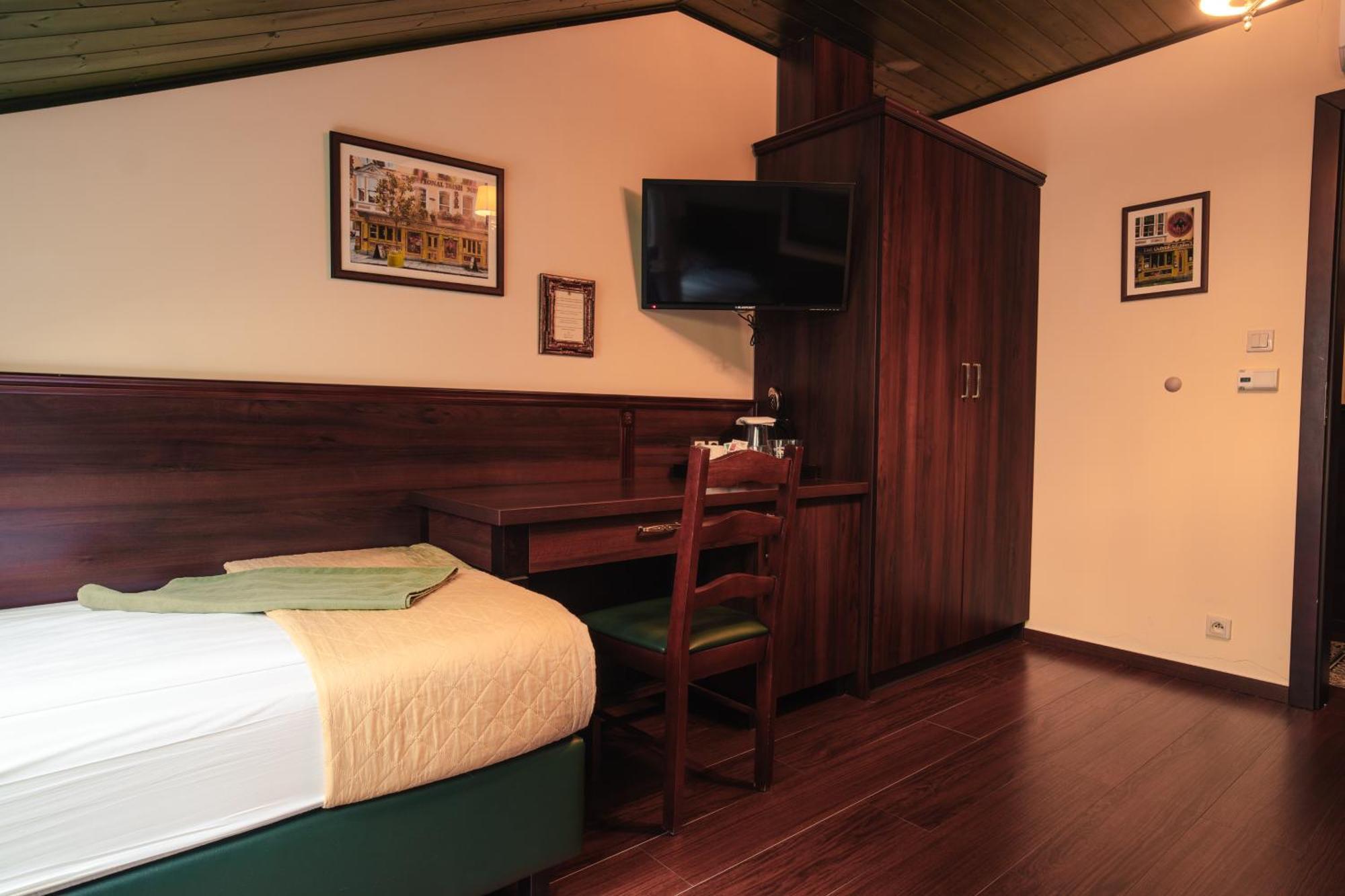 Homestay Shoemaker Irish Pub &